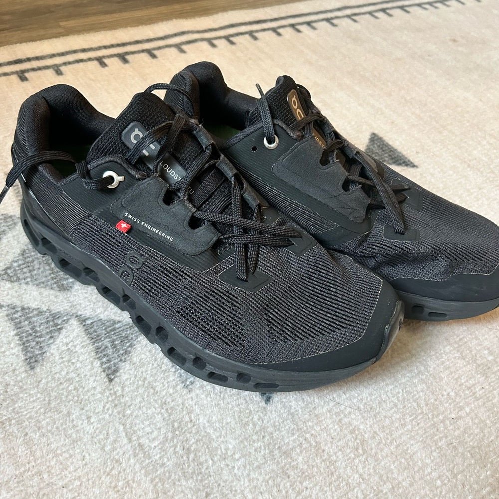 ON CLOUDSTRAUS women’s running shoe.